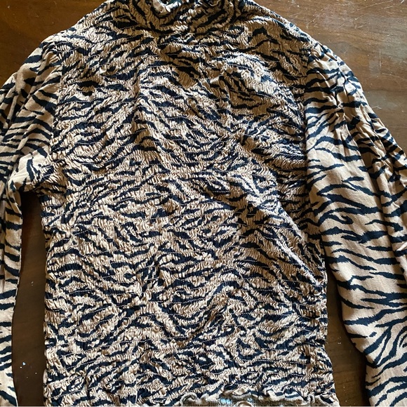 Wild Fable Size Medium Brown Tiger Print Mock Neck Long Sleeve Blouse - Picture 4 of 7